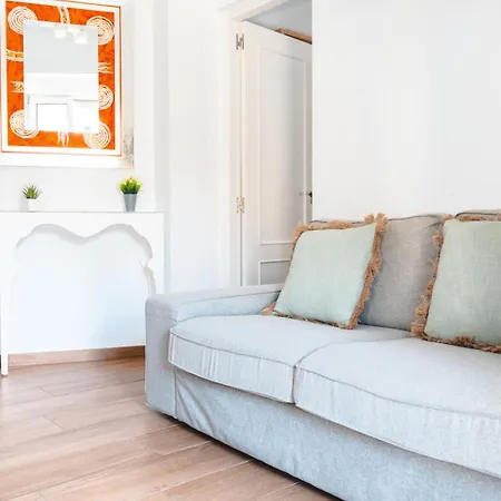 Edificio Amarillo En El Barrio *