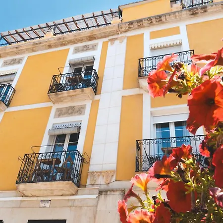 Edificio Amarillo En El Barrio Апартаменты