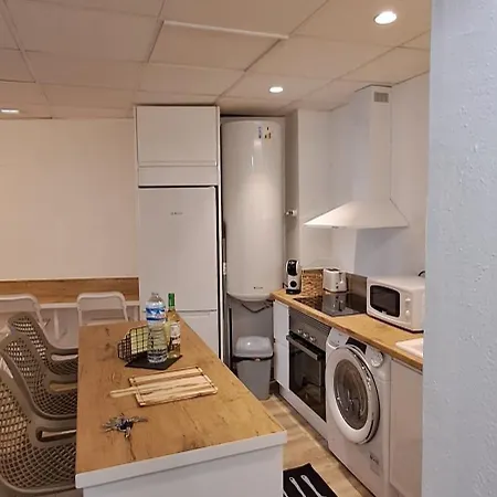 Edificio Amarillo En El Barrio 아파트 알리칸테