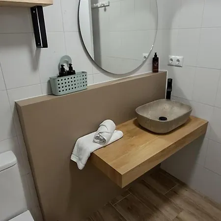 Edificio Amarillo En El Barrio *