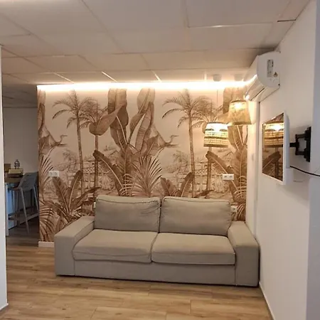 Edificio Amarillo En El Barrio 알리칸테