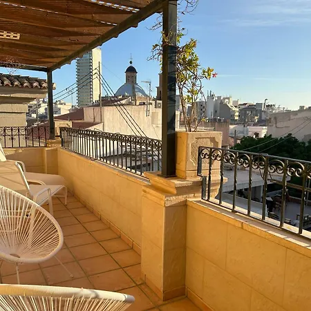 Edificio Amarillo En El Barrio