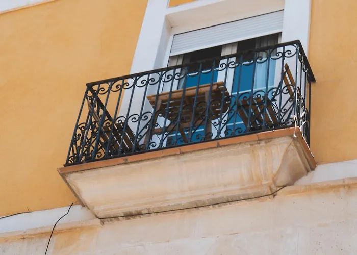 Edificio Amarillo En El Barrio Apartment Alicante